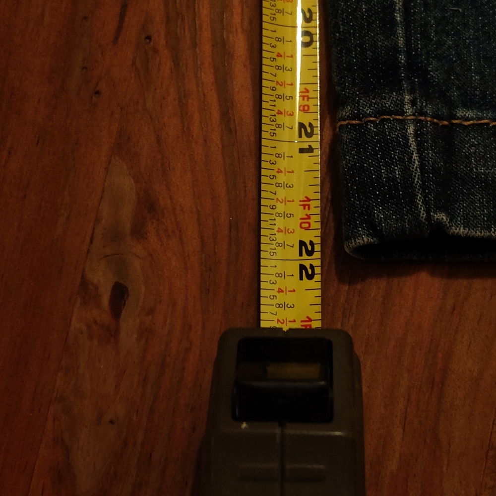 NWOT  women's Signature Levi's Classic Slim Capris - High Rise. - Picture 9 of 12